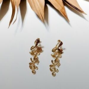 Gold flower drop earrings NWOT